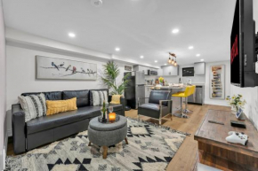 2 BR ground-level suite in a bungalow with full kitchen, parking, and 20 mins to Downtown
